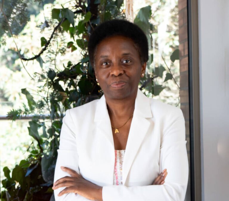 Ana Maturana con los brazos cruzados